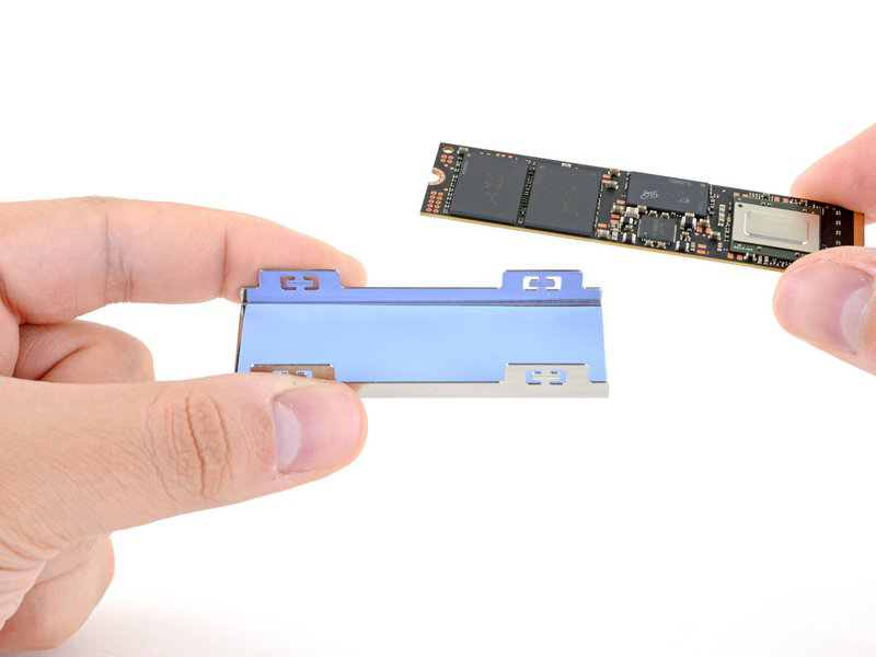SSD放入散熱器托盤