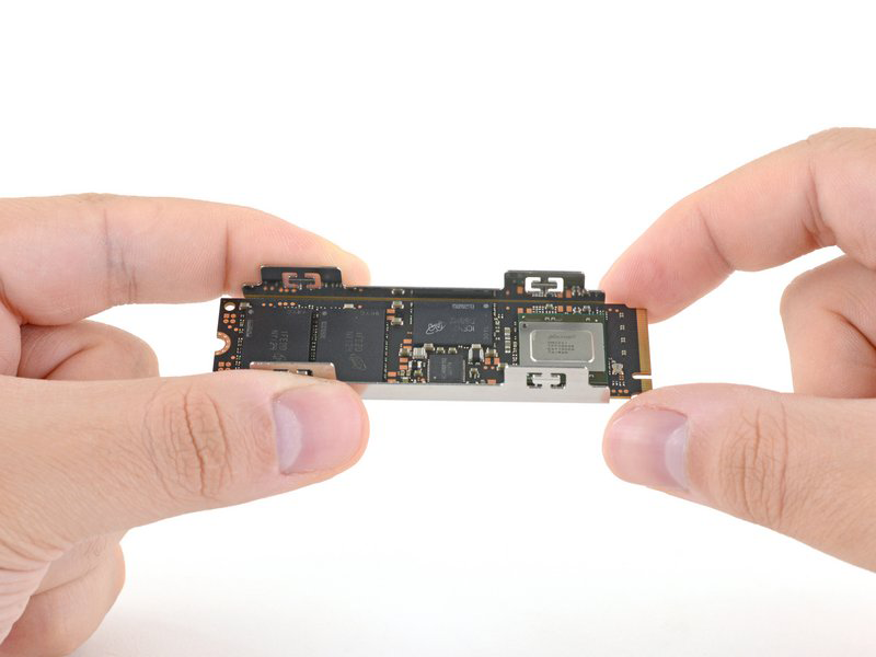 SSD放入散熱器托盤后