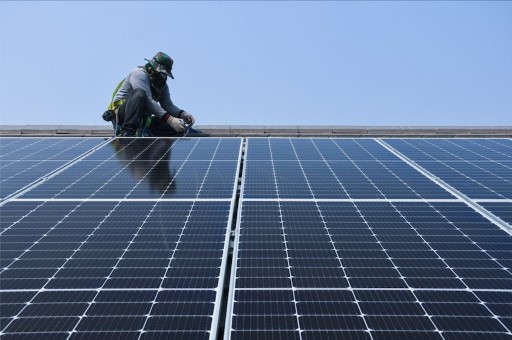 太陽能電池板必備利器——太陽能電池板導(dǎo)熱硅膠片的作用解析